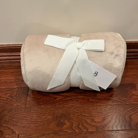 BNWT UGG Blanket Duffield Throw Beige 50x70 - Picture 3 of 4